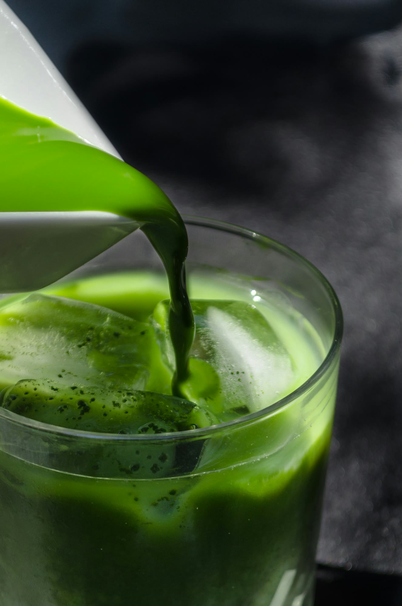 Matcha en primer plano, verde intenso